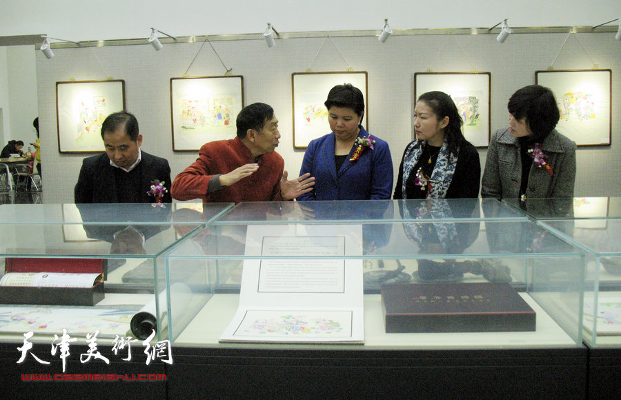 霍庆有向刘红等在介绍杨柳青年画的继承与发展问题。