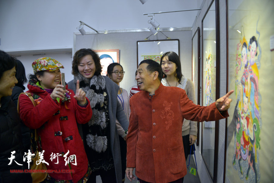 霍庆有向向观众讲解杨柳青年画。