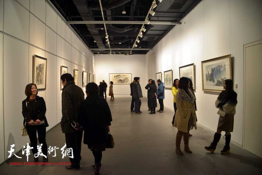 “熔铸古今·王心刚中国画作品展”24日在天津美术馆开幕，图为画展现场。