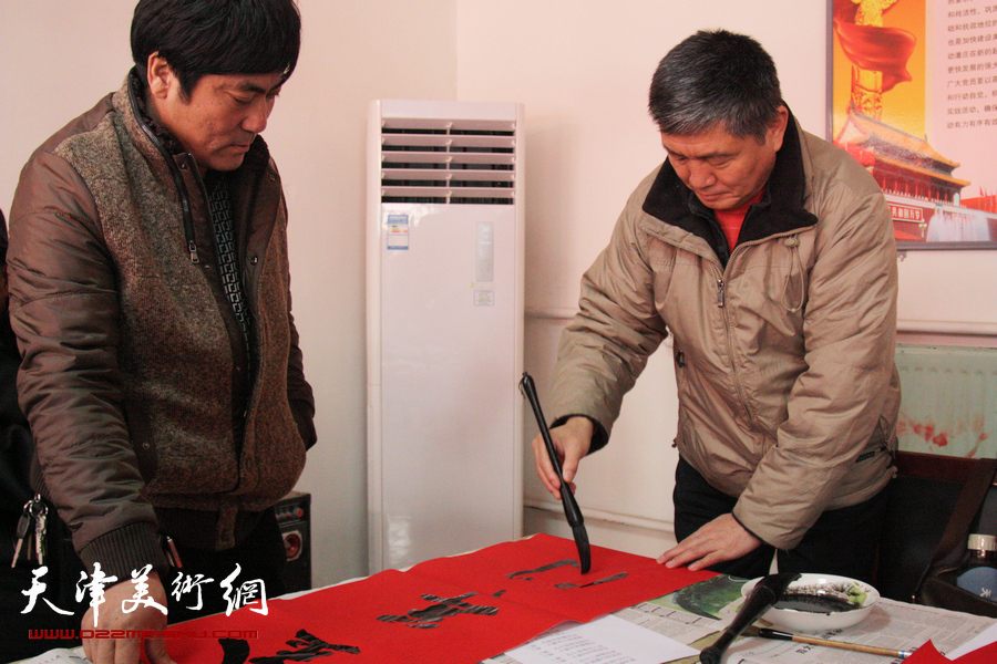 天津书法家走进宁河杨建村迎春送福，图为