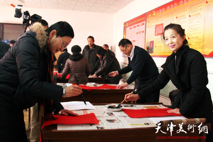 天津书法家走进宁河杨建村迎春送福，图为