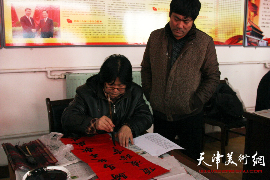 天津书法家走进宁河杨建村迎春送福，图为