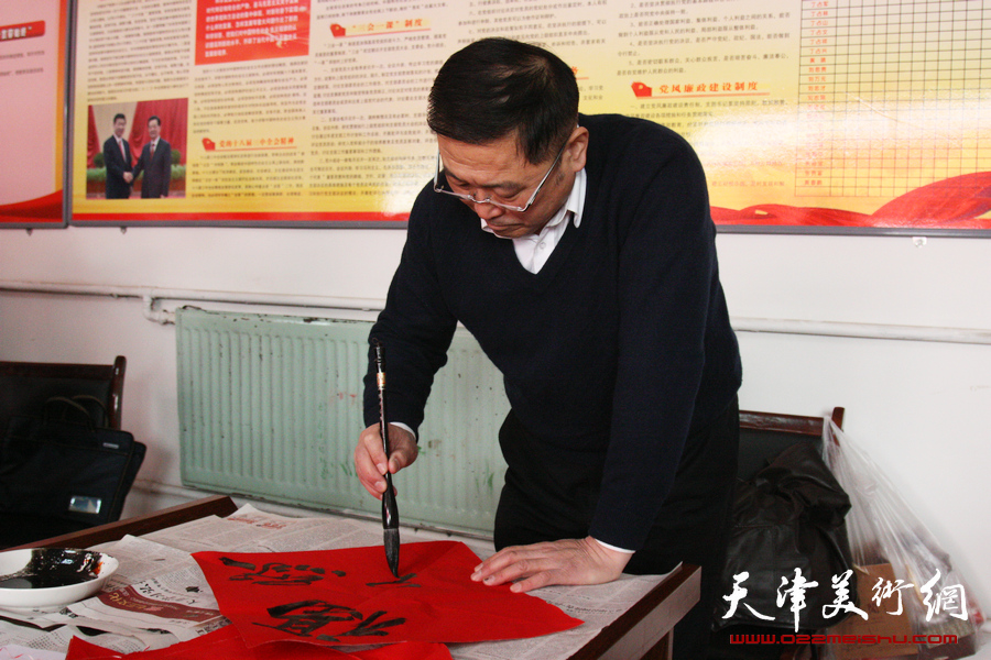 天津书法家走进宁河杨建村迎春送福，图为