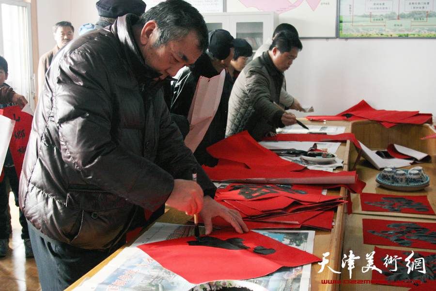 天津书法家走进宁河杨建村迎春送福，图为