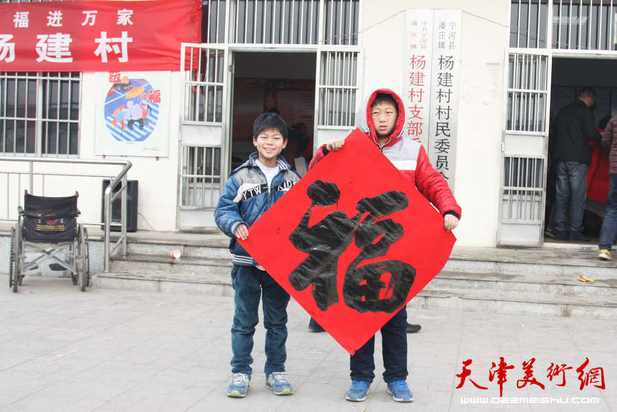 天津书法家走进宁河杨建村迎春送福，图为
