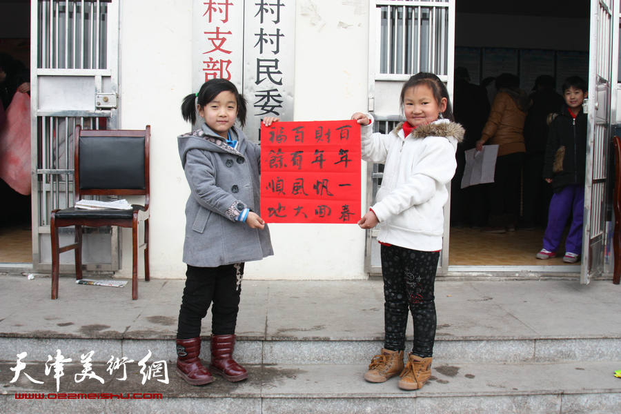 天津书法家走进宁河杨建村迎春送福。