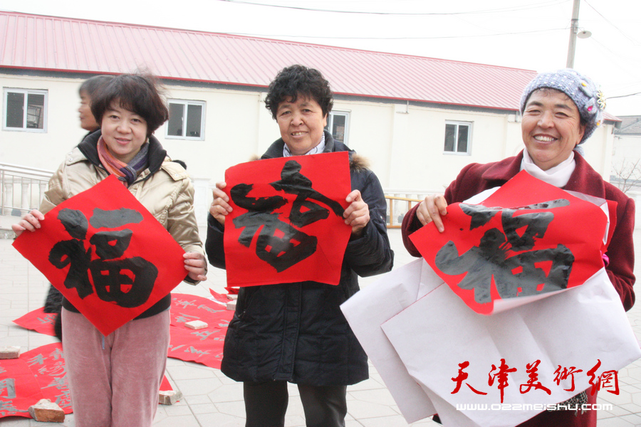 天津书法家走进宁河杨建村迎春送福。