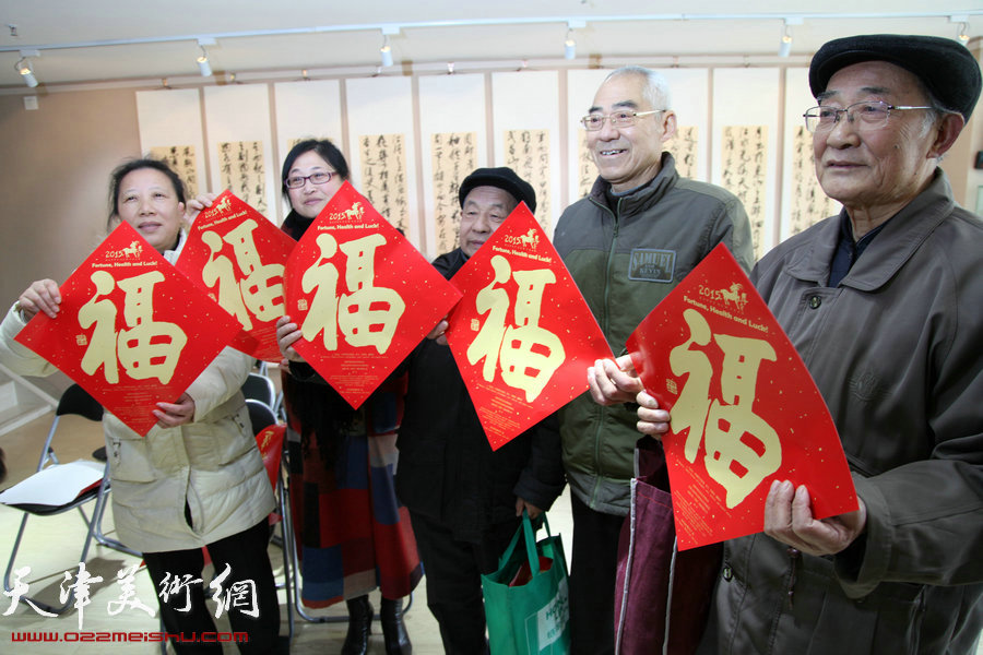 马孟杰送“福”字写春联暨书法讲座走进南京社区