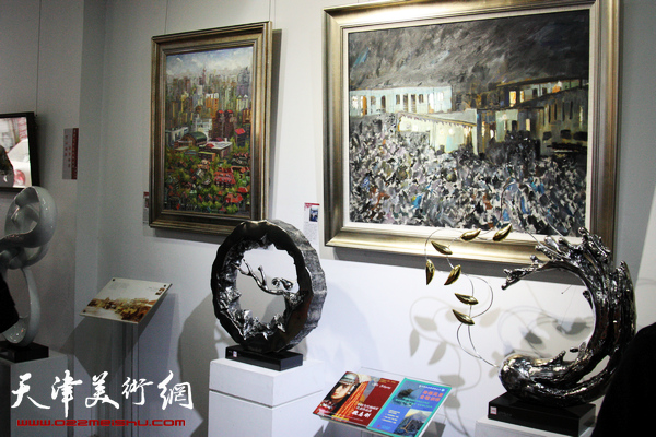 “倾城”2015年城市画派艺术家贺岁作品展在鼓楼新世纪画廊开展，图为画展现场。