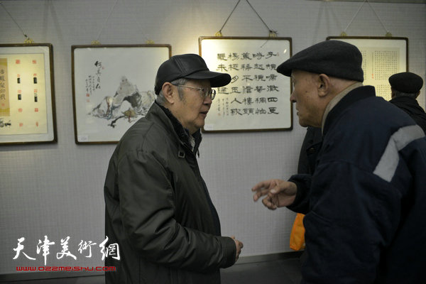 图为段纪夫与来宾在画展现场交谈。