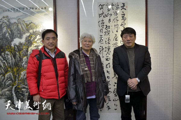 图为刘春雨、王文元、高原春在画展现场。