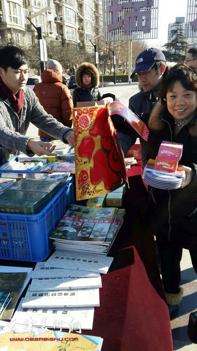 图为天津人民美术出版社在瑞江花园小区开展新春惠民活动。