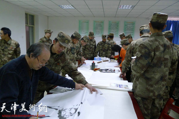 天津市政协之友书画院到驻军某部队基层慰问官兵。图为祃连月。
