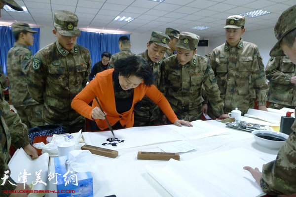 天津市政协之友书画院到驻军某部队基层慰问官兵。图为冼艳萍。