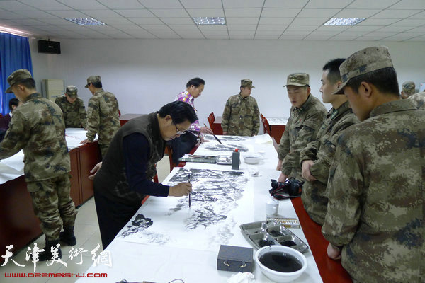 天津市政协之友书画院到驻军某部队基层慰问官兵。图为曲学真。