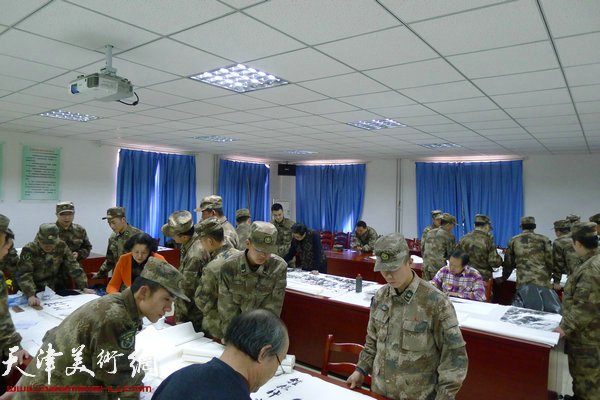 天津市政协之友书画院到驻军某部队基层慰问官兵。图为现场。