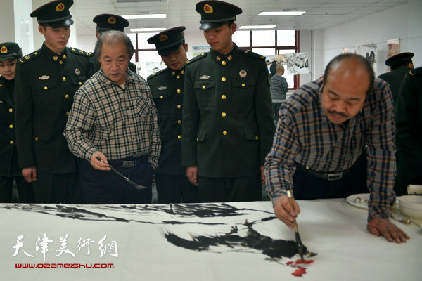 2015年2月，孟庆占（右）慰问天津警备区战士。