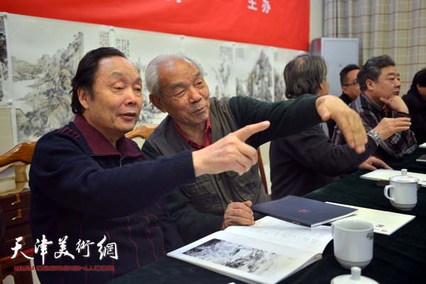 青年画家何宁山水画研讨会2月7日举行，图为左起：向中林、纪振民。