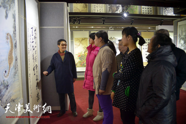 2月7日，南开区文联副主席、南开区书协主席、民革天津画院常务副院长黑成义与观众一起观看书画展。