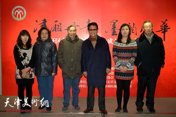 2月7日，南开区文联副主席、南开区书协主席、民革天津画院常务副院长黑成义与部分参展画家在书画展现场。