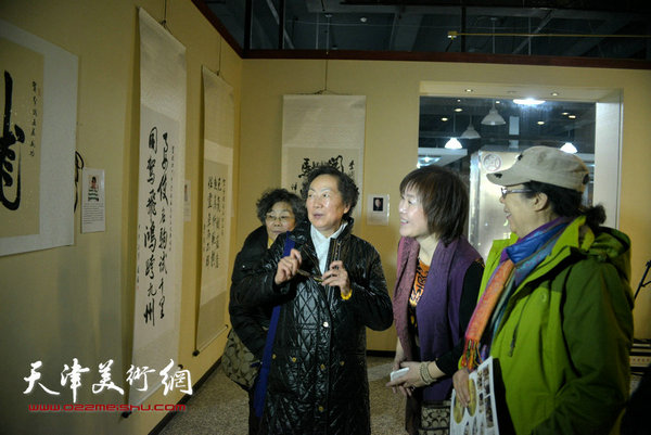 图为李澜与爱新觉罗·毓敏，筠嘉等在“骏驰甲午”全国巡展北京展现场。