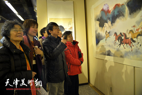 图为李澜与爱新觉罗·毓岳、毓紫薇等在“骏驰甲午”全国巡展北京展现场。