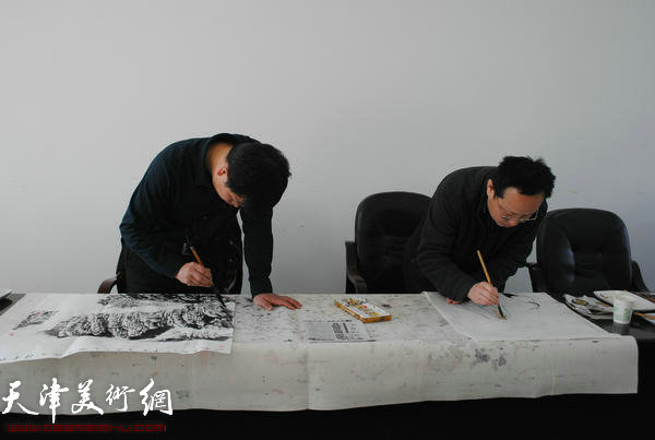 天津师范大学书画院书画家慰问津门子弟兵，图为左起：张洪春、张立涛