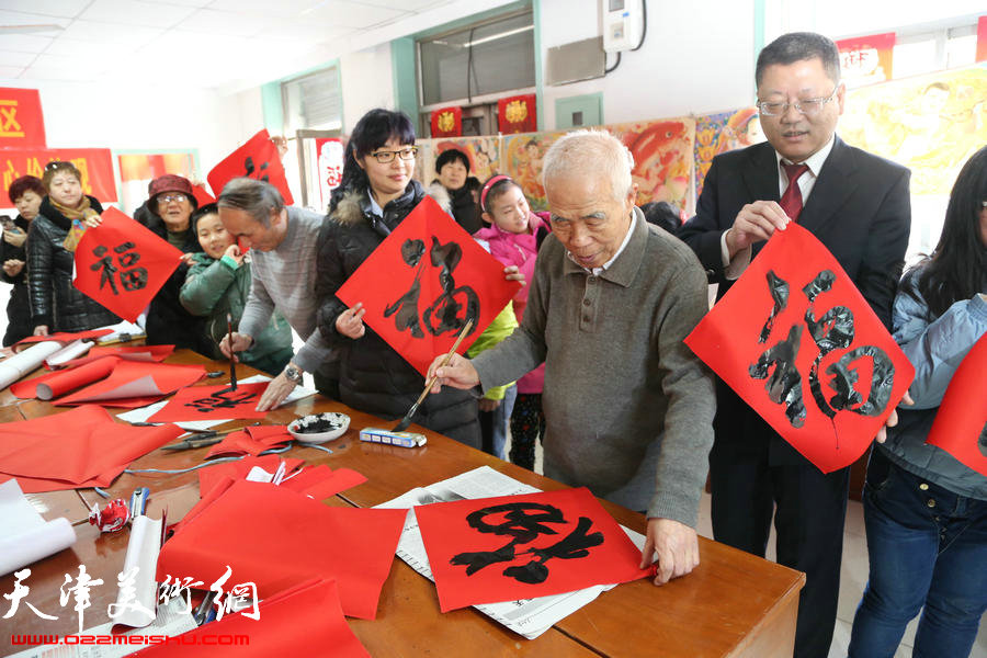 天津北辰区80岁退休工人刘立勋在社区举办送福年画展