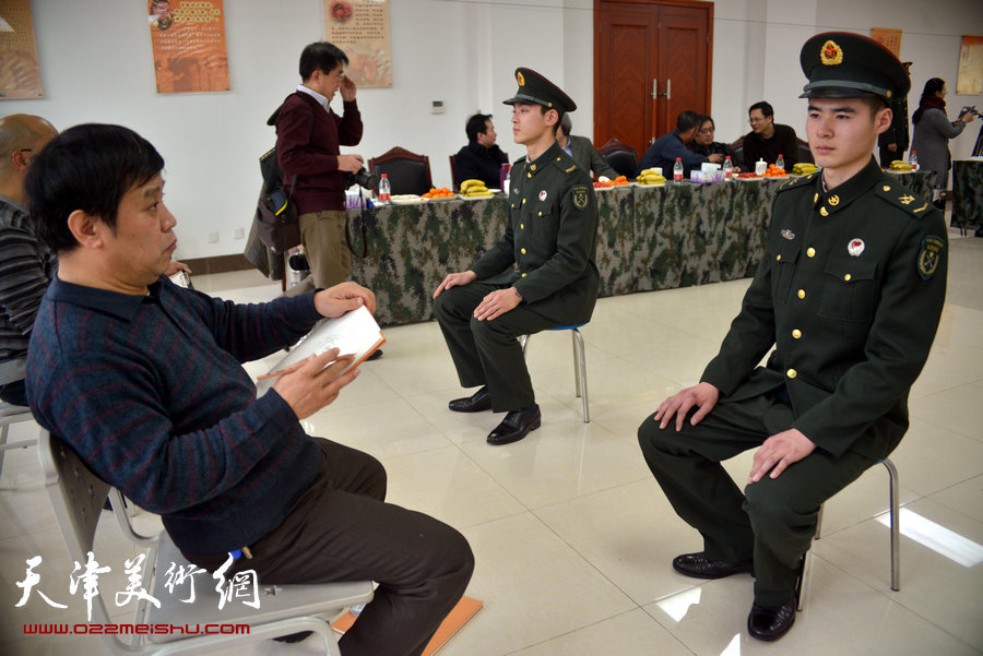 天津市美术家协会主席团成员到天津警备区军营连队慰问，图为