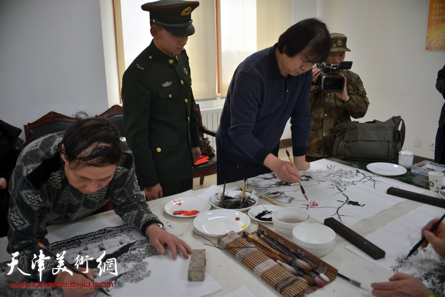 天津市美术家协会主席团成员到天津警备区军营连队慰问，图为