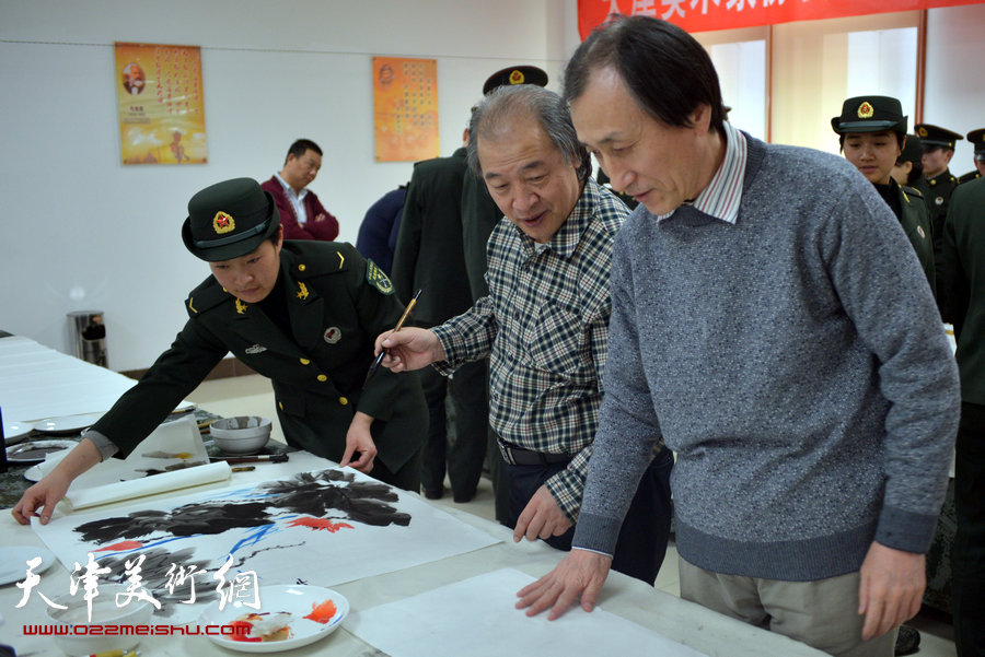 天津市美术家协会主席团成员到天津警备区军营连队慰问，图为