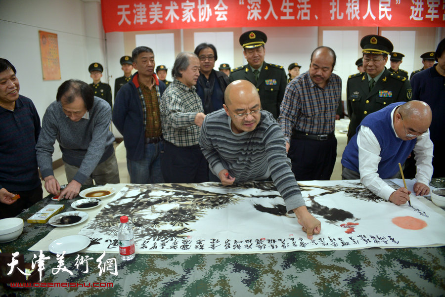 天津市美术家协会主席团成员到天津警备区军营连队慰问，图为