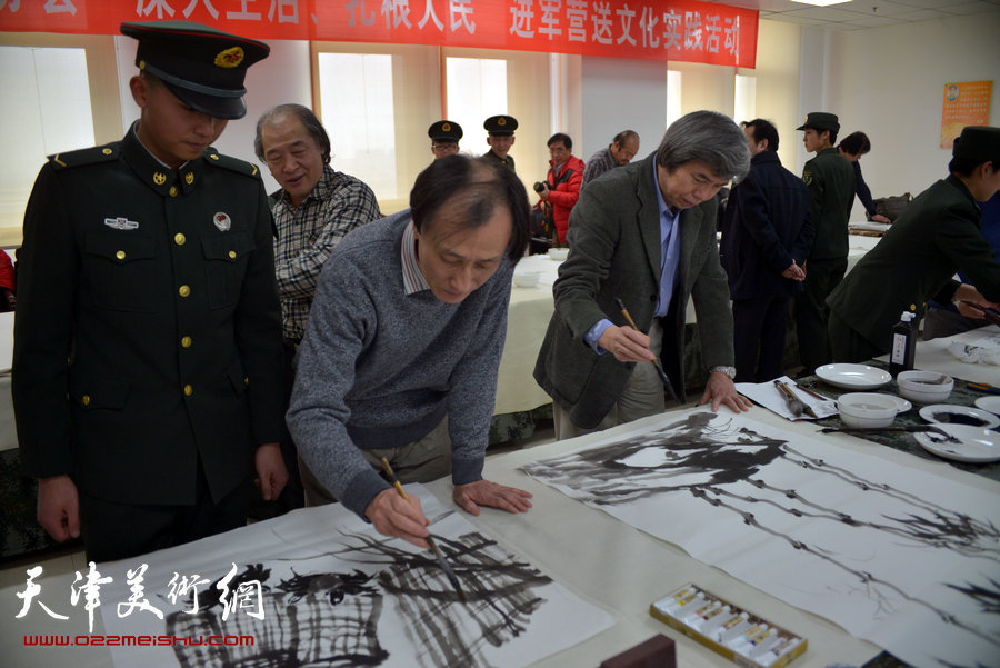 天津市美术家协会主席团成员到天津警备区军营连队慰问，图为