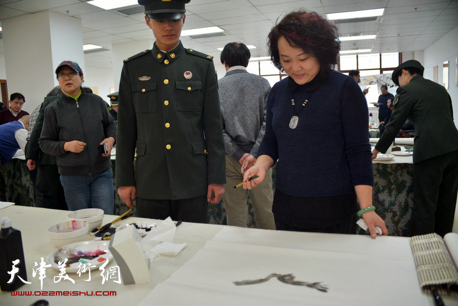 天津市美术家协会主席团成员到天津警备区军营连队慰问，图为