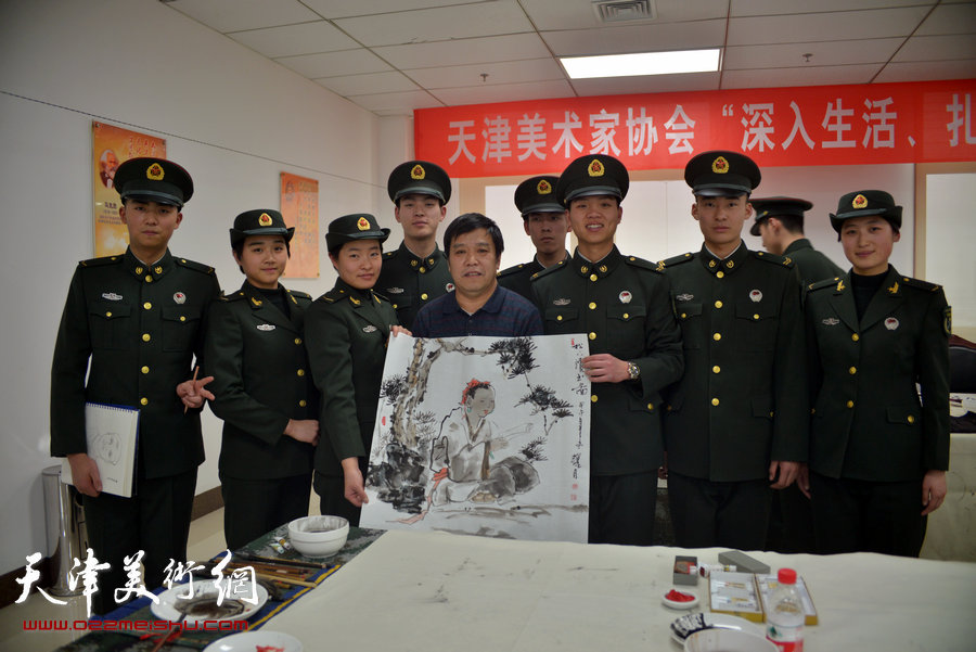 天津市美术家协会主席团成员到天津警备区军营连队慰问，图为