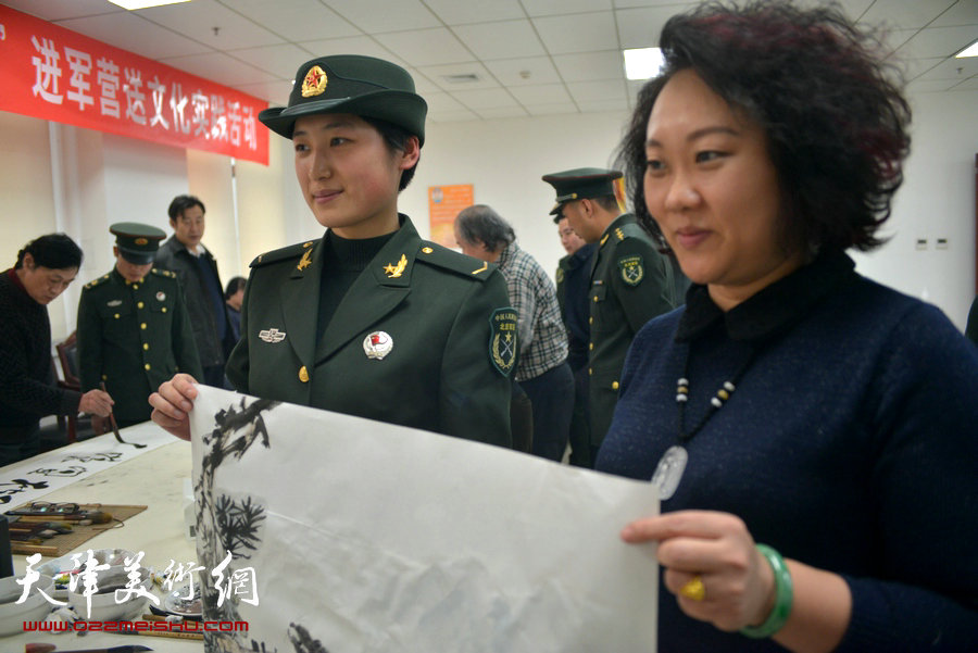 天津市美术家协会主席团成员到天津警备区军营连队慰问，图为