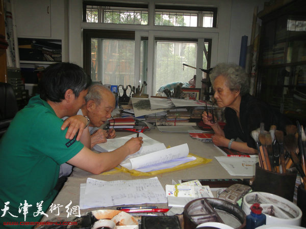 2011年5月28日和夫人朱静馨、女婿梁欣在校稿-人民美术出版社出版的《中国近现代名家画集--夏明远》（100岁）