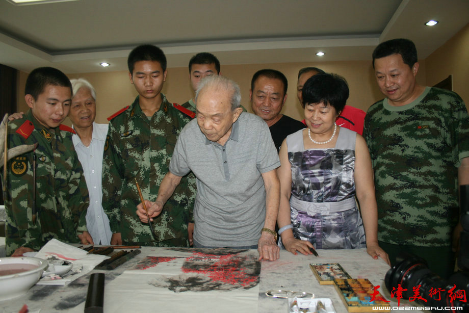 2013年“八一”节，102岁高龄的夏明远慰问武警战士。