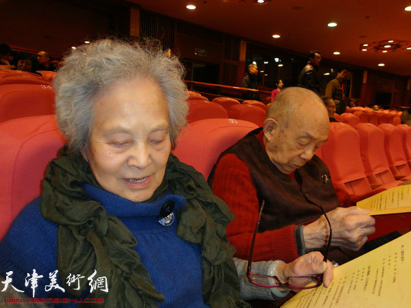 2012年1月21日夏明远、朱静馨夫妇在天津大礼堂观看新年文艺晚会