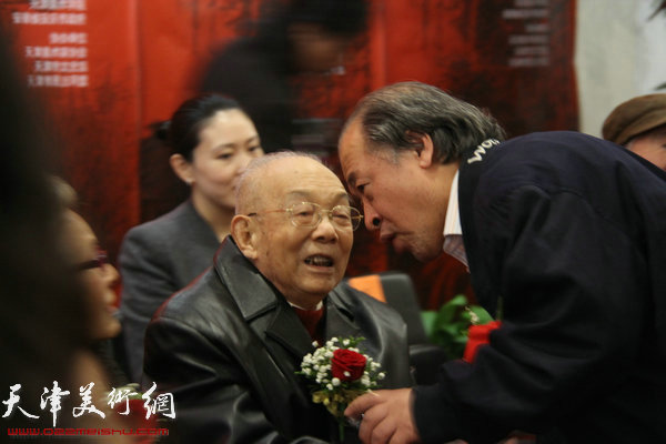 2011年10月，百岁老人夏明远在艺术回顾展上和天津美协主席王书平。