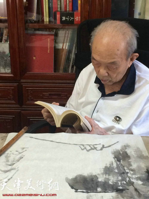 2014年8月，103岁的夏明远在家中画余读书。