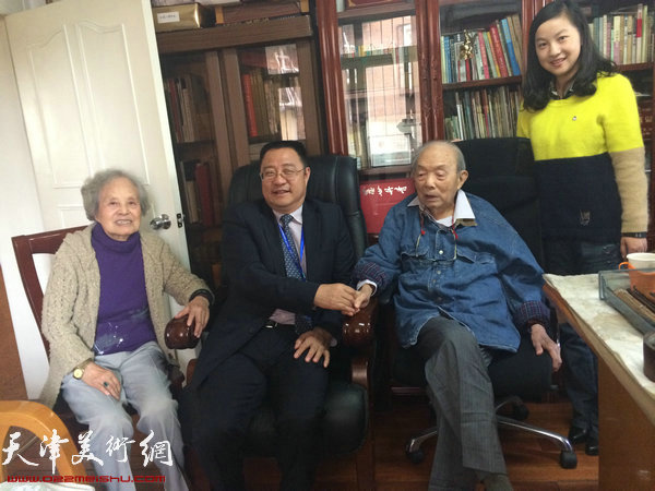 103岁的夏明远在家里接待好友来访-2014年9月