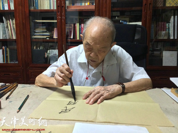 2014年8月，102岁的夏明远为民盟天津画院题字。