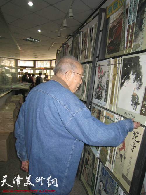 2012年“十一”期间，101岁的夏明远在逛书店。