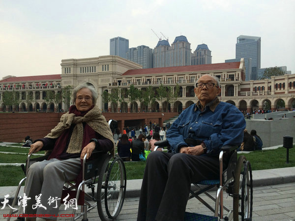 2014年10月，夏明远103岁时与老伴朱静馨游览天津民园。