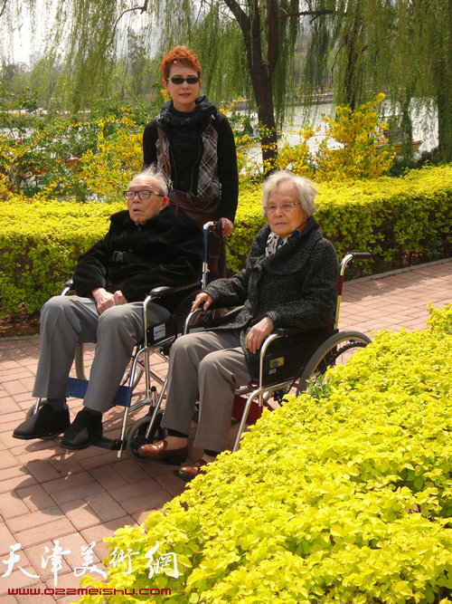 2014年4月，夏效刚陪同夏明远、朱静馨夫妇游水上公园。