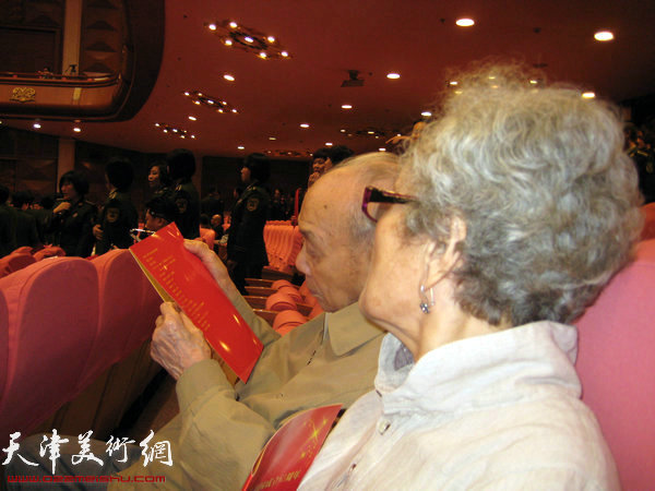 2012年，夏明远和夫人朱静馨观看国庆文艺演出。
