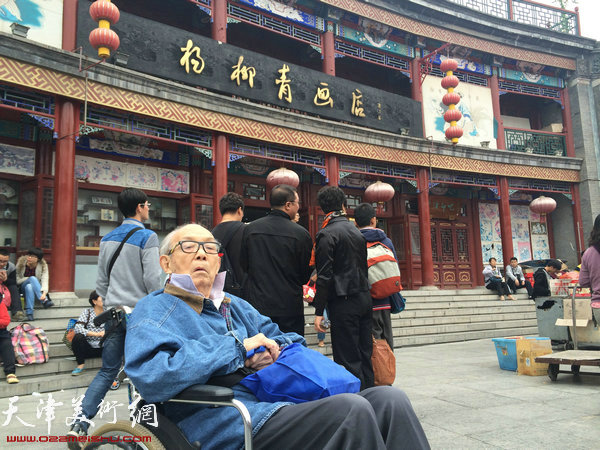 2014年11月，夏明远在杨柳青画店前。