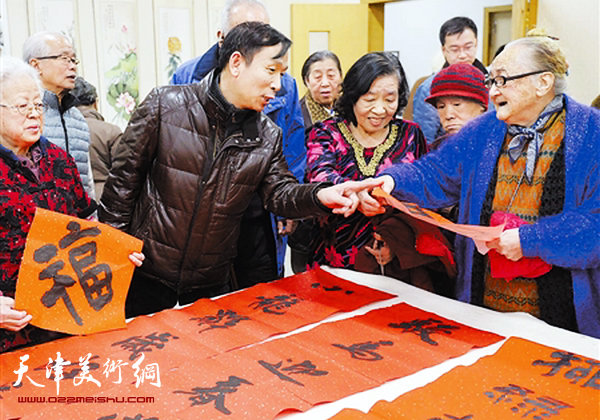 2014年1月，张建会到天津老年公寓为老人“送福”。
