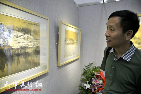 2014年8月，张建会在阚传好画展上观赏作品。
